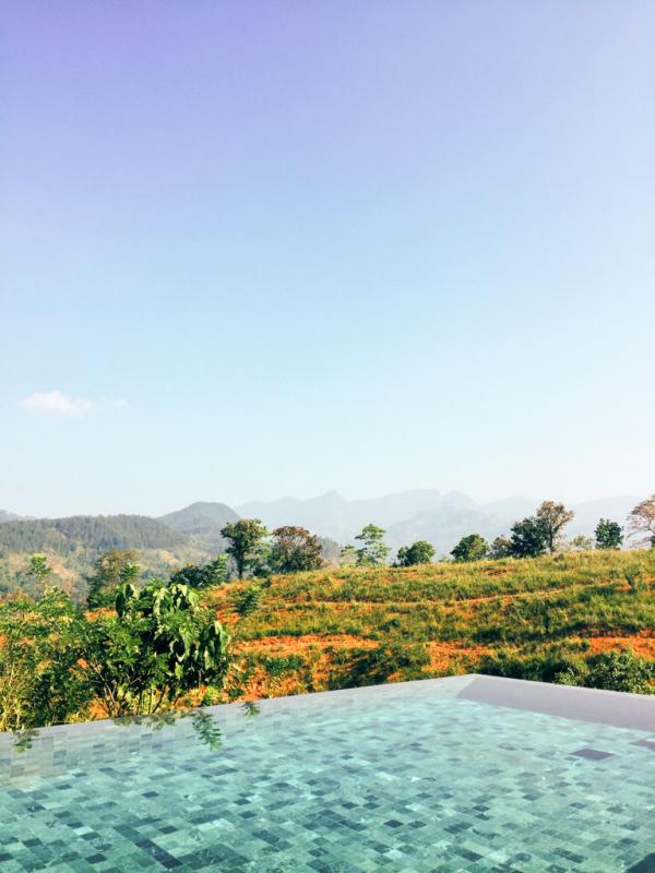 La piscine à débordement invite à la détente avec sa vue panoramique © Constance Lugger