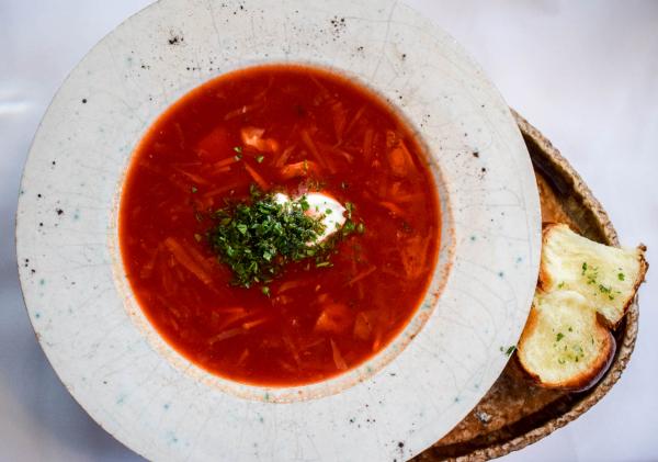 Dans un registre plus traditionnel, Kanapa vaut également le détour pour goûter le meilleur de la cuisine ukrainienne © YONDER.fr