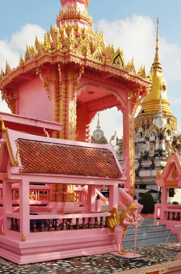 Un temple thaïlandais, lors de notre visite matinale au marché local © Constance Lugger