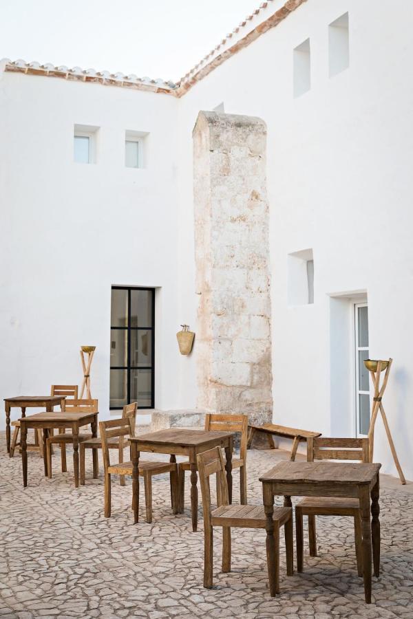 Extérieurs de l’hôtel minimaliste Torre Vella de la Fontenille Collection, à Minorque © Yann Deret Extérieurs de l'hôtel minimaliste Torre Vella de la Fontenille Collection, à Minorque © Yann Deret