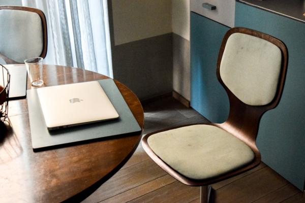 Tout le mobilier de l'appartement 2 répond à une esthétique rétro parfaitement soignée © Yonder.fr