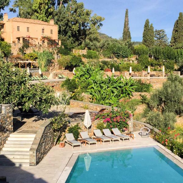 Vue sur la piscine principale de l'hôtel depuis la terrasse du restaurant © MB | YONDER.fr