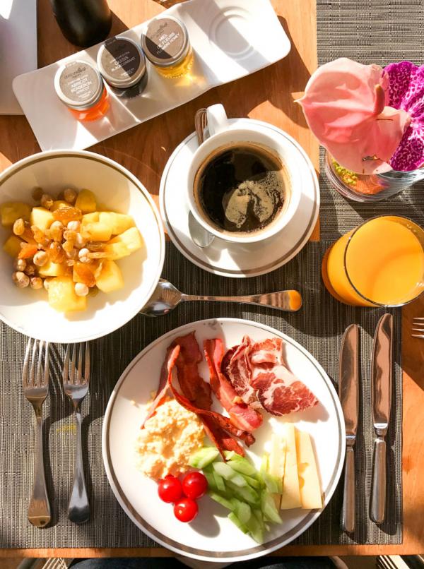 Petit-déjeuner copieux en terrasse © Yonder.fr