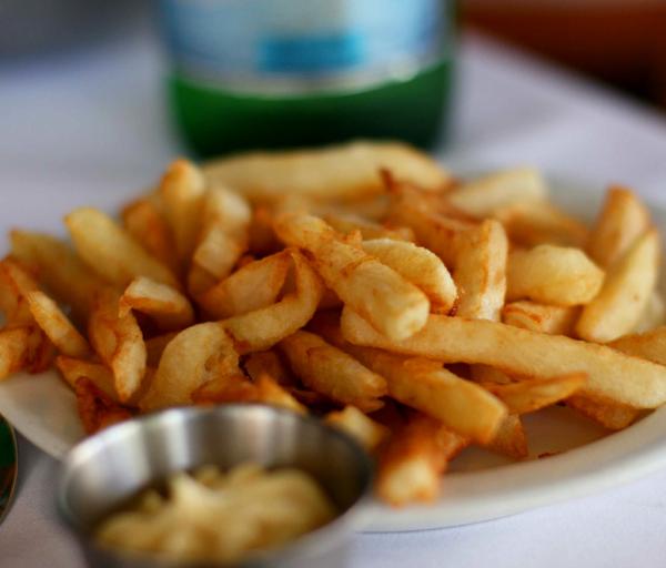 Frites belges avec mayonnaise © qlinart