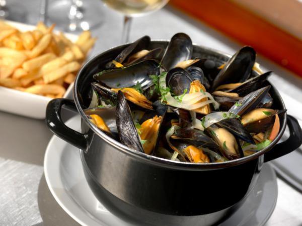 Les moules-frites, l'une des grandes spécialités culinaires du pays © Visit Flanders / www.milo-profi.be