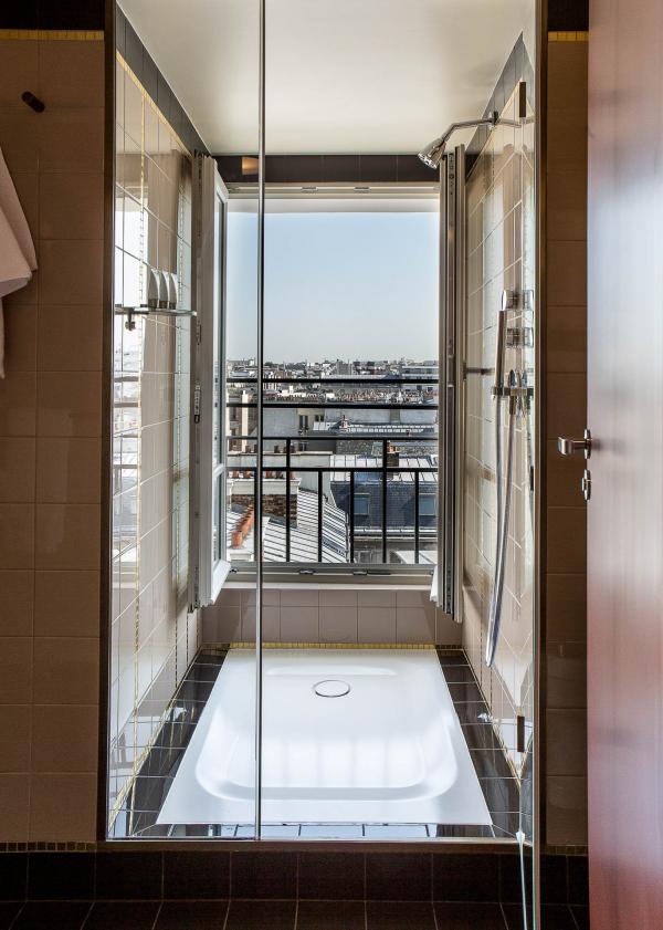 Hôtel du Rond-Point des Champs-Élysées - Salle de bain avec vue © DR