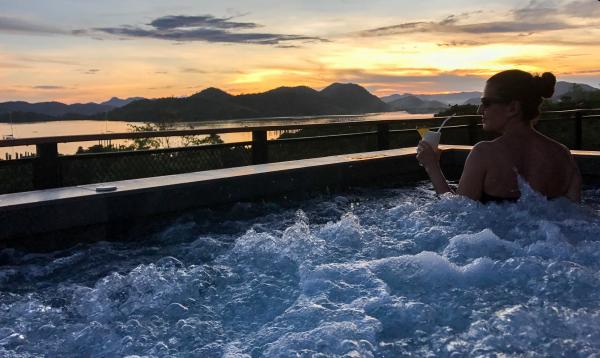 Coucher de soleil dans le Jacuzzi du Rooftop © Houda El Moumouhi