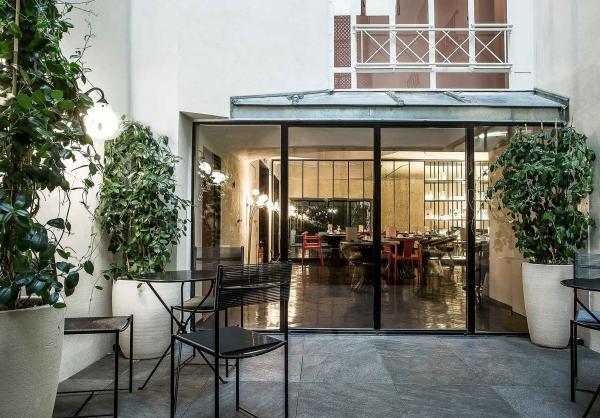 L’Hôtel du Rond-Point des Champs-Élysées : terrasse intérieure.