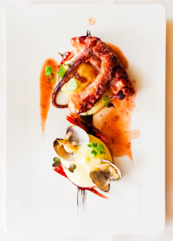 "Pulpo con patata ahumada y jugo de su cocción con curry rojo" : un poulpe grillé à la perfection © Yonder.fr