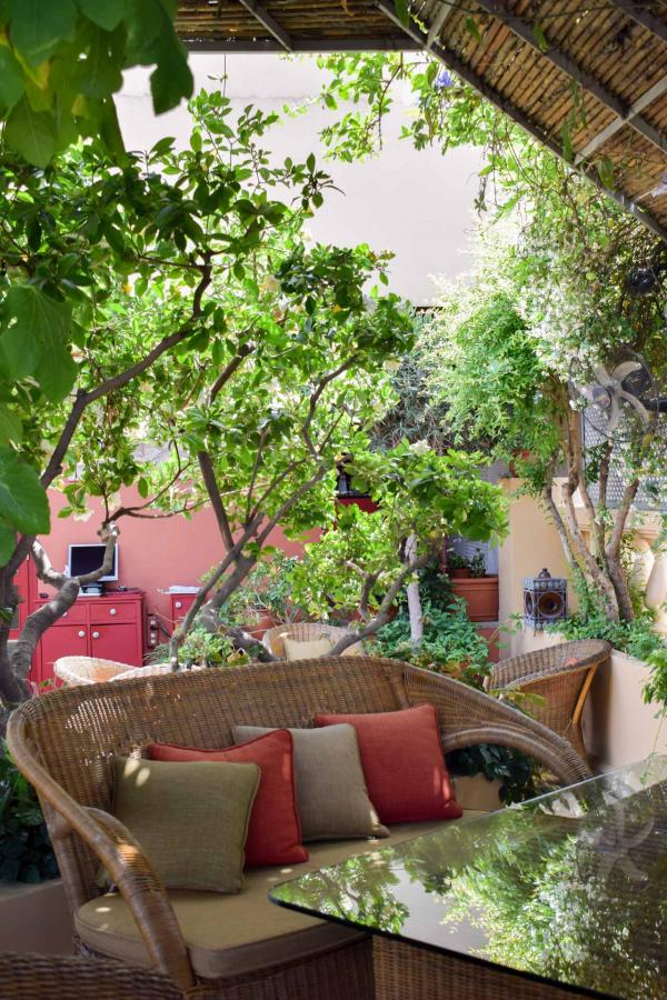 Sur le toit de l'hôtel, une charmante terrasse où il fait bon petit-déjeuner © YONDER.fr