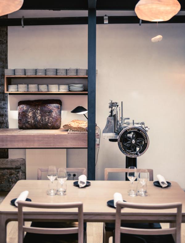 Design clair et minimaliste à l'intérieur du restaurant © Jérôme Galland