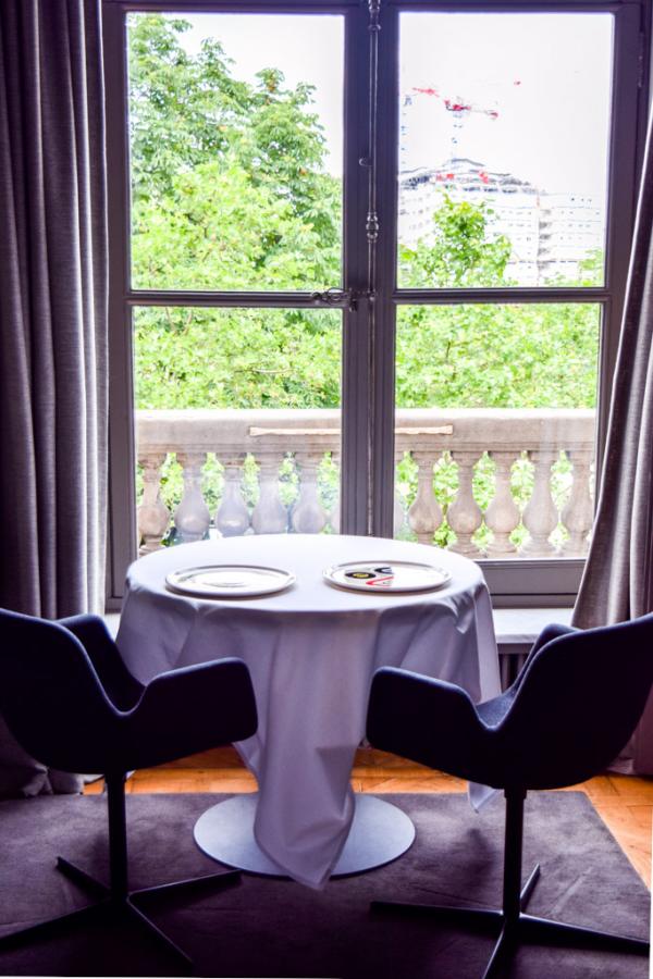 Vues sur la Seine depuis l'un des salons du restaurant Guy Savoy à La Monnaie de Paris © Yonder.fr