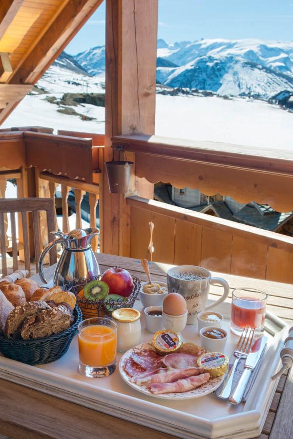 Le Chamois d'Or - petit-déjeuner en chambre © DR