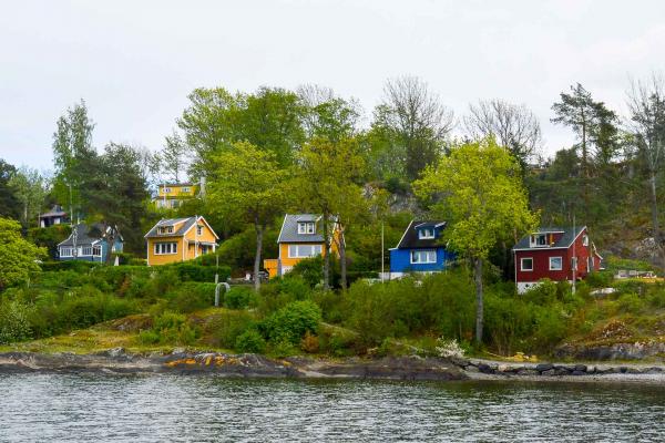 Les paysages pittoresques du fjord, ponctués de maisons en bois. © Pierre Gunther.