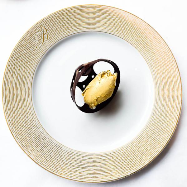 Précieux chocolat "Nyangbo", cacao liquide, fine tuile croustillante, sorbet doré à l'or fin © Yonder.fr