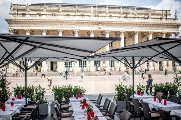 La terrasse de la brasserie Le Bordeaux, face au Grand Théâtre © M. Mamontoff