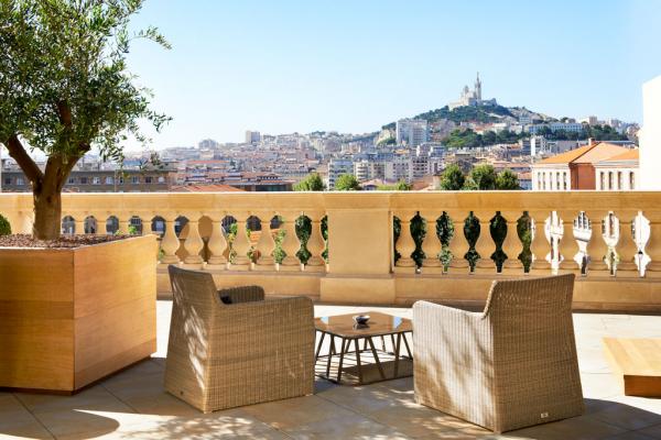 Sur la terrasse de l’InterContinental Marseille – Hôtel Dieu © IHG