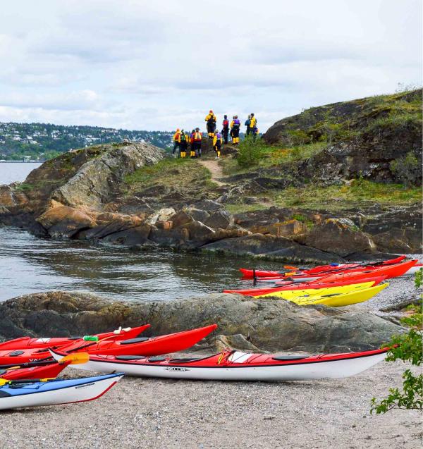 Aux beaux jours, le kayak entre les îles prend le relais du ski de fond en hiver. © Pierre Gunther.