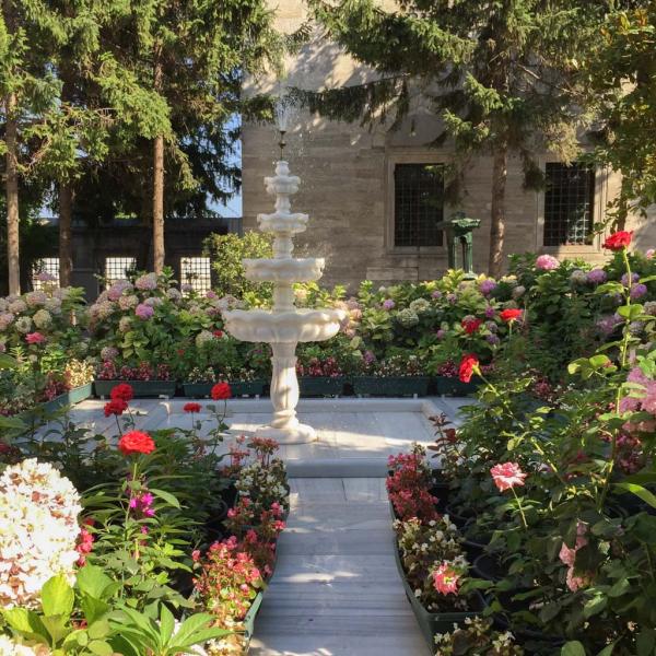 Jardin idyllique autour de la mosquée Süleymaniye © Yonder.fr