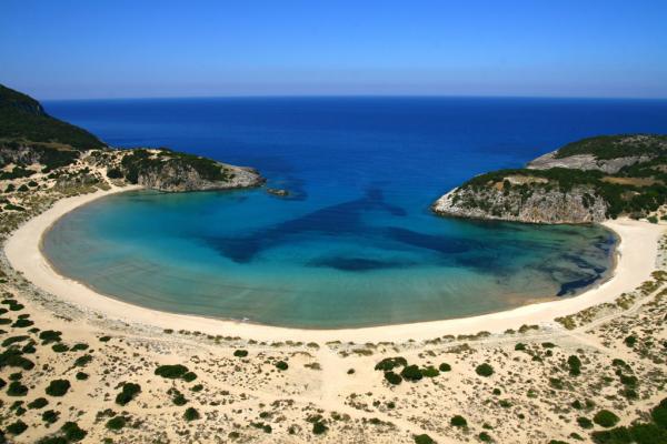 La belle plage de Voidokilia en forme de fer à cheval, également toute proche du resort © The Romanos
