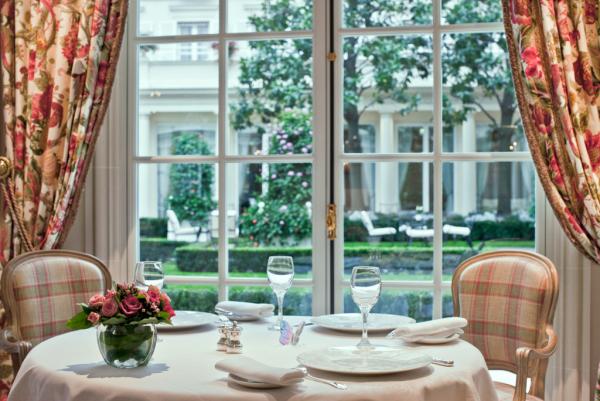 Table avec vue sur le jardin du Bristol, le plus grand jardin d'hôtel à Paris © Le Bristol Paris