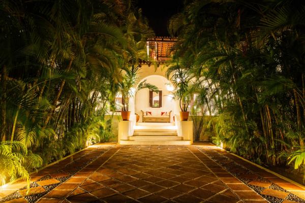 Vers la villa principale, une fois la nuit tombée © Yonder.fr