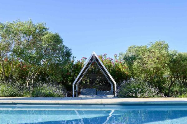 Une sieste idéale dans les daybeds au bord de la piscine © Pierre Gunther