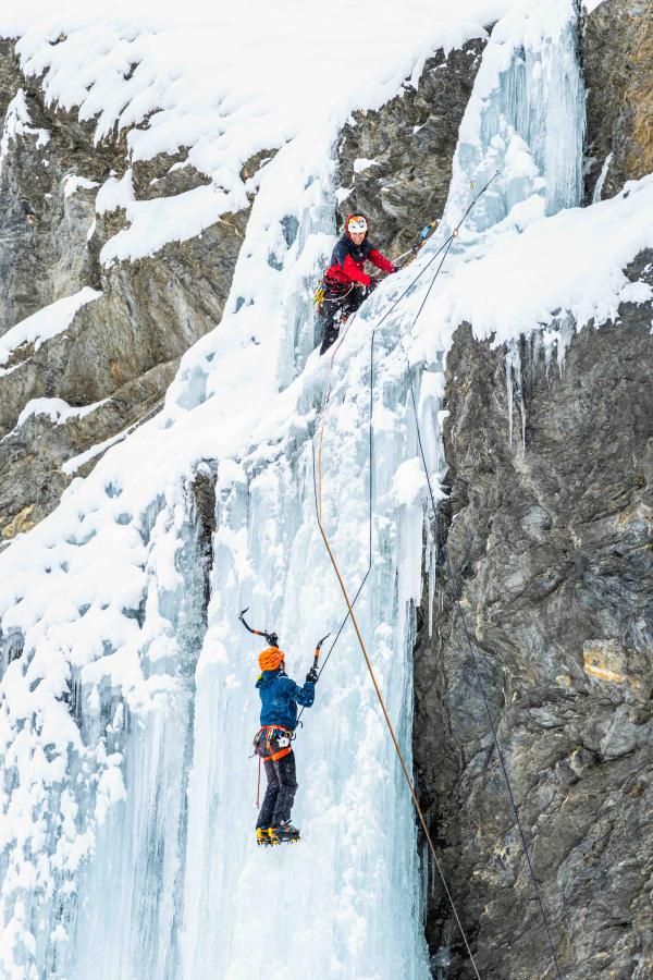 Que faire au Pays des Écrins ? Neige et glace au fournel ©ThibautBLAIS Que faire au Pays des Écrins ? Neige et glace au fournel ©ThibautBLAIS