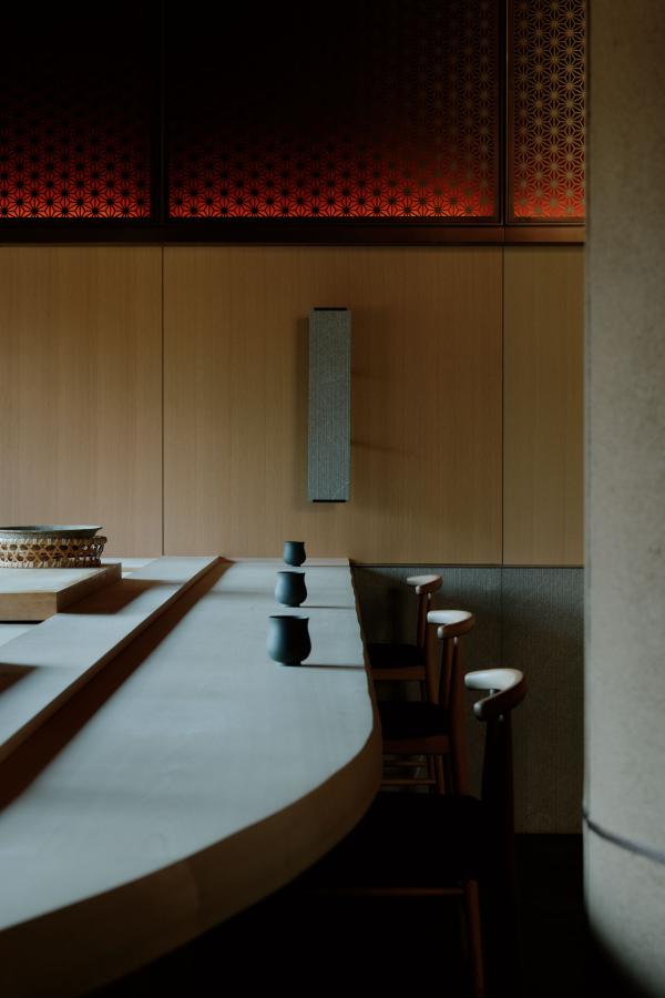 © Janu Tokyo, comptoir à sushis 