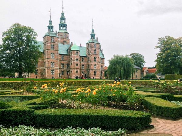 Les roseraies du Château de Rosenborg. © Pierre Gunther