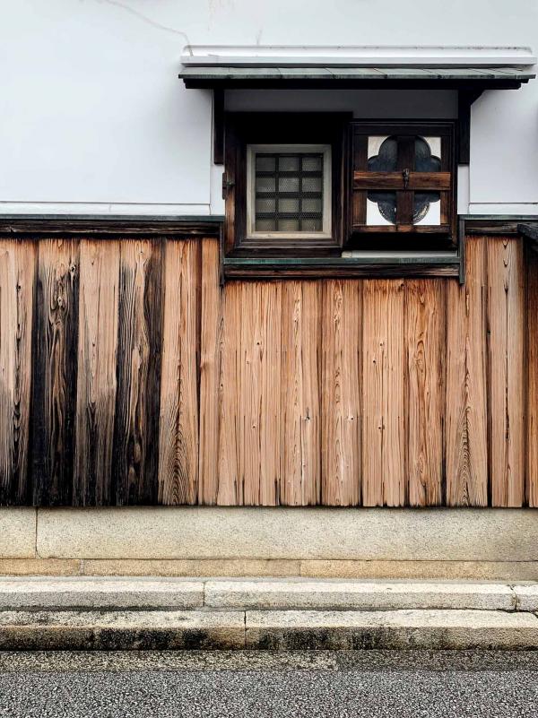 Les murs des maisons sont construits en bois de barques. © Pierre Gunther