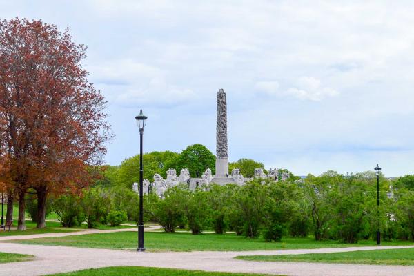 Le Monolithe, enchevêtrement de 121 figures humaines, se dresse au centre du parc.