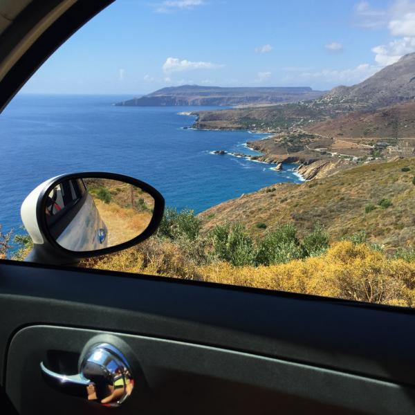 Vue de la voiture sur la côte, près de Vathia © Yonder.fr