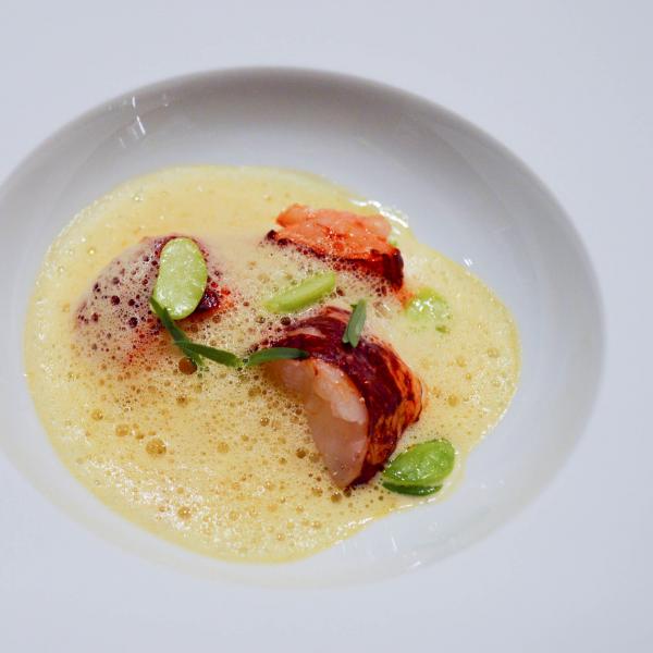 Homard, sauce au curry et pois. © Pierre Gunther