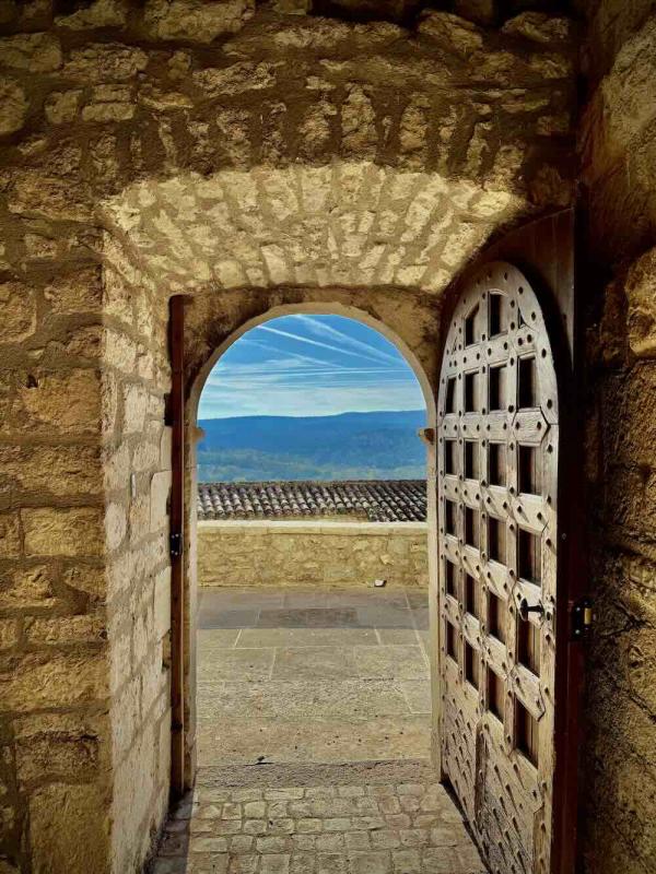 Derrière les portes du château, la vue file jusqu’aux montagnes de l’arrière-pays © DR Derrière les portes du château, la vue file jusqu'aux montagnes de l'arrière-pays © DR