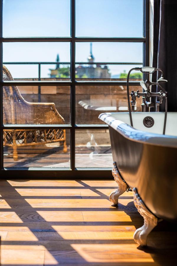 Rooms Hotel Tbilissi — Chambre avec terrasse © DR