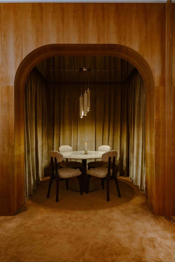 Restaurant Mallory Gabsi | Décor signé Arnaud Behzadi Architectures | © Matthieu Salvaing