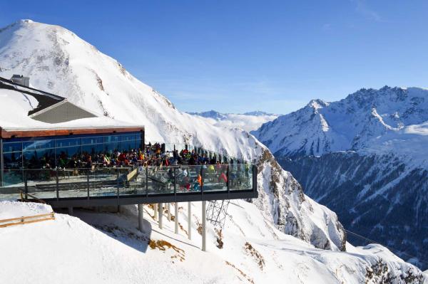 De nombreux cafés et restaurants d’altitude ponctuent les pistes. © Pierre Gunther