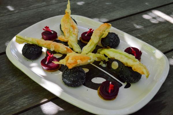 Les beignets de fleurs de courgettes, choux à l’encre de seiche et brandade et les sablés à la betterave © Pierre Gunther