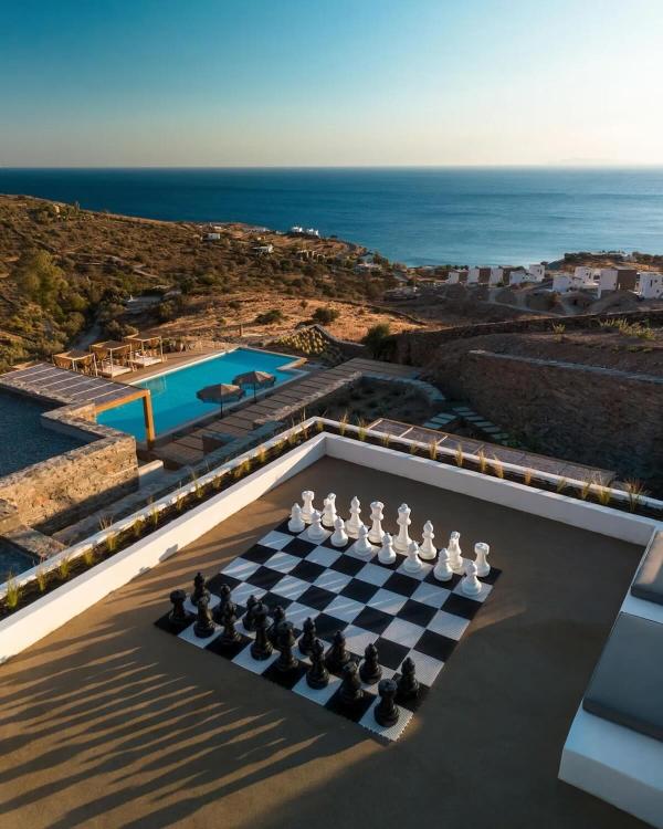Sur le toit-terrasse, une partie d’échecs géante se joue face à la mer : un clin d’œil ludique pour cette villa à louer dans les Cyclades. © Le Collectionist