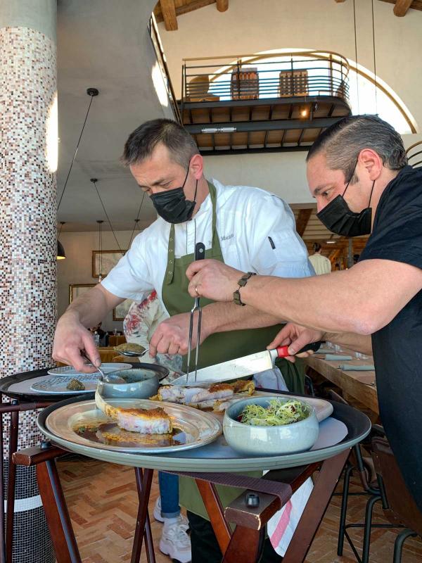 Le chef Franck Mischler et Mike découpent le Tomahawk de veau — Cucùcina © YONDER.fr/PG