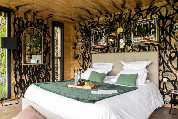 Une chambre arty au © Loire Valley Lodges
