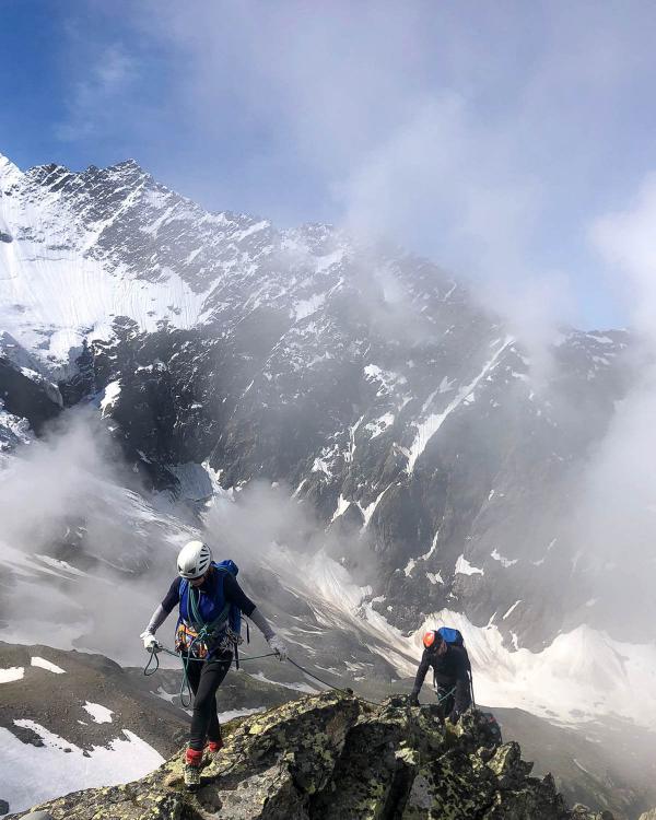 Alpinisme sur l'Arête des Rognes © Julien Pelloux Guides Mont-Blanc