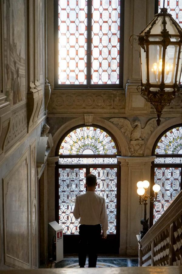 L'escalier menant du lobby au 1er étage "Piano Nobile est éclairé par une grande lanterne en fer forgé, conçue par Guggenheim © MB|YONDER.fr