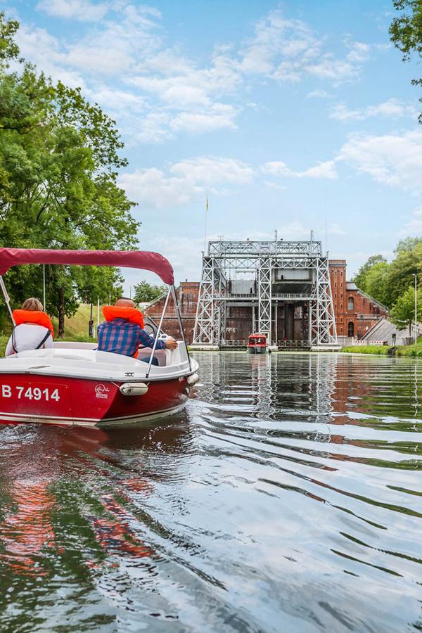 Bateaux électriques sur les voies d'eau du Hainaut © Utopie Hyacinthe