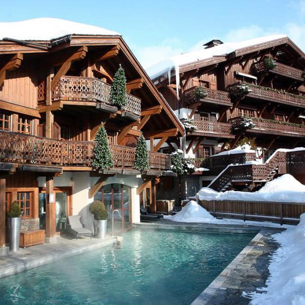 Les Chalets du Mont d’Arbois — piscine © Four Seasons Hotels & Resorts