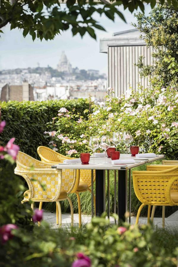 Le restaurant Le Jardin de Cheval Blanc Paris, une terrasse ensoleillée © Yann Deret