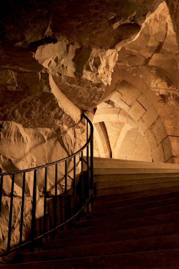 Caves Taittinger à Reims | Descente des grands escaliers © Louis Teran 