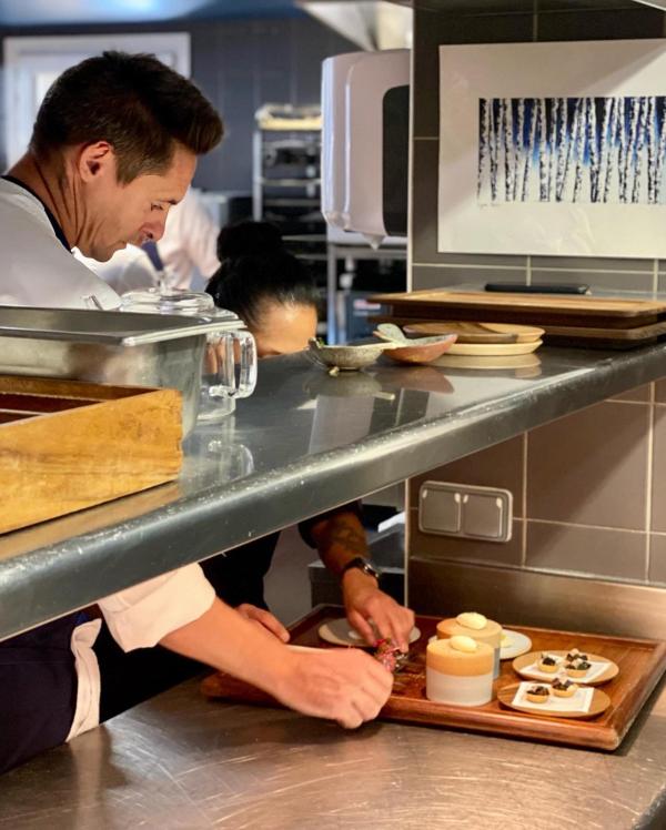 Cyril Attrazic en action dans sa cuisine © Emmanuel Laveran