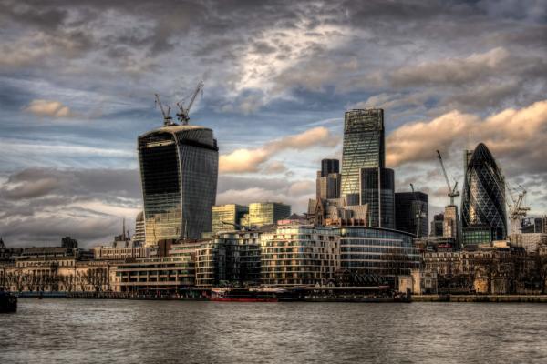 La skyline de la City, le 20 Fenchurch St, surnommé le Talkie-Walkie sur la gauche, le 122 Leadenhall au centre et le Gherkin de Sir Norman Foster sur la droite | © Flickr CC - neilalderney123 - https://flic.kr/p/jyeFvW